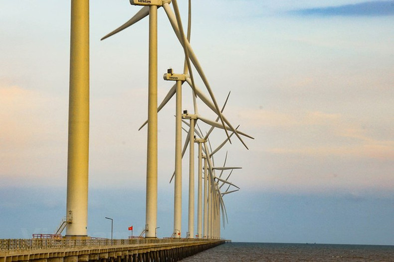 Наблюдая за зрелищем на рассвете и закате в этом месте, вы словно заблуждаетесь в ветроэнергетическом поле под мирным и романтичным европейским небом. Фото: vietnamplus.vn Наблюдая за зрелищем на рассвете и закате в этом месте, вы словно заблуждаетесь в ветроэнергетическом поле под мирным и романтичным европейским небом. Фото: vietnamplus.vn