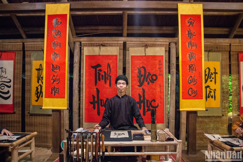 Подходя к классу учителя «до», посетители услышат рассказы о традиционных обычаях и ритуалах. Учитель «до» также научит учащихся каллиграфическим надписям. Подходя к классу учителя «до», посетители услышат рассказы о традиционных обычаях и ритуалах. Учитель «до» также научит учащихся каллиграфическим надписям.