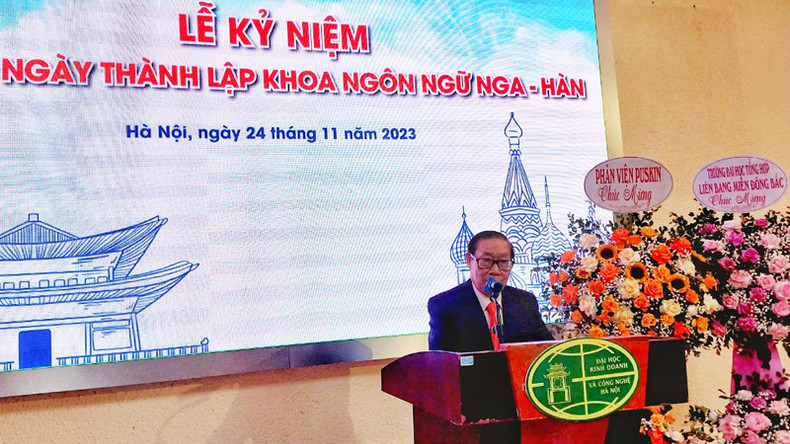 Декан Факультета русского и корейского языков Ле Тхань Ван выступает с речью. Фото: Лам Нгуен Декан Факультета русского и корейского языков Ле Тхань Ван выступает с речью. Фото: Лам Нгуен