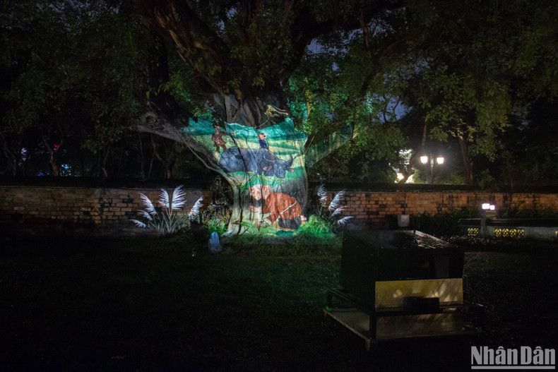 Входя в главные ворота памятника, посетители могут полюбоваться мерцающим, волшебным пространством благодаря технике светового шоу в сочетании с анимацией, создающей 3D-эффект на плоских поверхностях. Входя в главные ворота памятника, посетители могут полюбоваться мерцающим, волшебным пространством благодаря технике светового шоу в сочетании с анимацией, создающей 3D-эффект на плоских поверхностях.