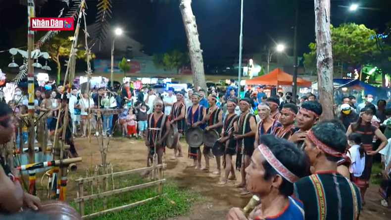 Туристы вместе с артистами принимают участие в программе. Туристы вместе с артистами принимают участие в программе.