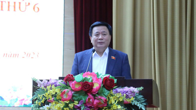 Товарищ Нгуен Суан Тханг выступает с речью. Товарищ Нгуен Суан Тханг выступает с речью.