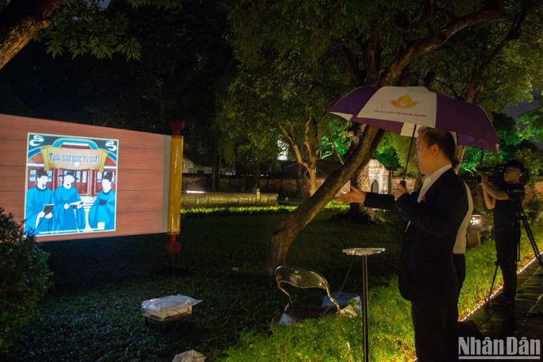 Посетителям удается послушать народные сказания древних времен. Посетителям удается послушать народные сказания древних времен.