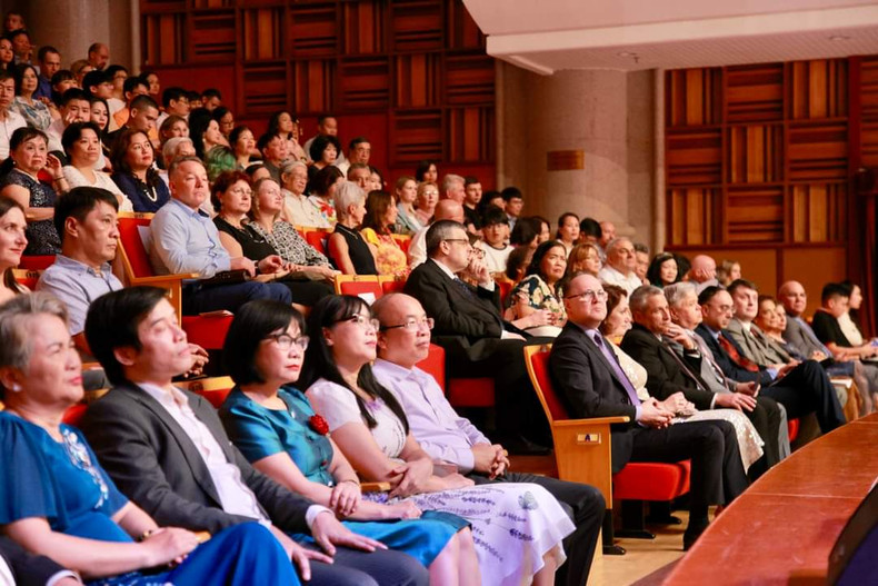 Мероприятие привлекло внимание большого количества любителей русской музыки. Мероприятие привлекло внимание большого количества любителей русской музыки.