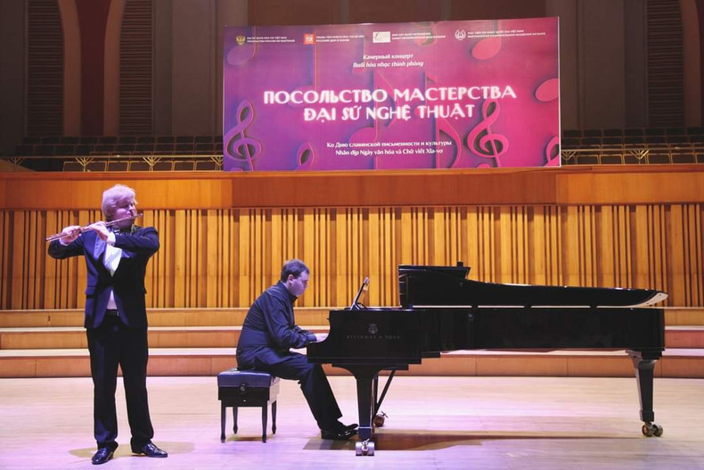 Музыкальное произведение в исполнении молодых и талантливых артистов Санкт-Петербургского дома музыки. Музыкальное произведение в исполнении молодых и талантливых артистов Санкт-Петербургского дома музыки.