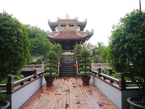 Гармоничное сочетание природы и азиатской буддийской архитектуры сделало пагоду уникальной и привлекательной. Фото: plo.vn Гармоничное сочетание природы и азиатской буддийской архитектуры сделало пагоду уникальной и привлекательной. Фото: plo.vn