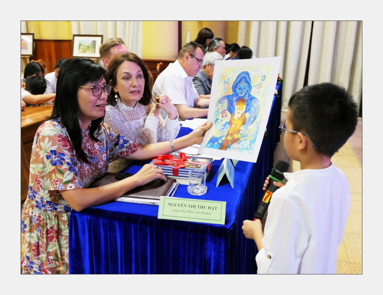 Члены жюри задают вопросы участнику конкурса в номинации «Рисунок». Члены жюри задают вопросы участнику конкурса в номинации «Рисунок».