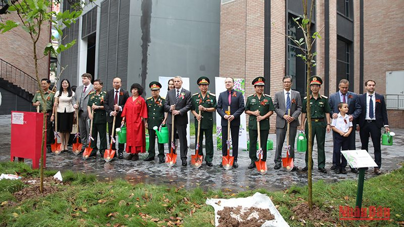 Делегаты участвуют в посадке мемориальных деревьев во Вьетнамской молодежной академии. Делегаты участвуют в посадке мемориальных деревьев во Вьетнамской молодежной академии.