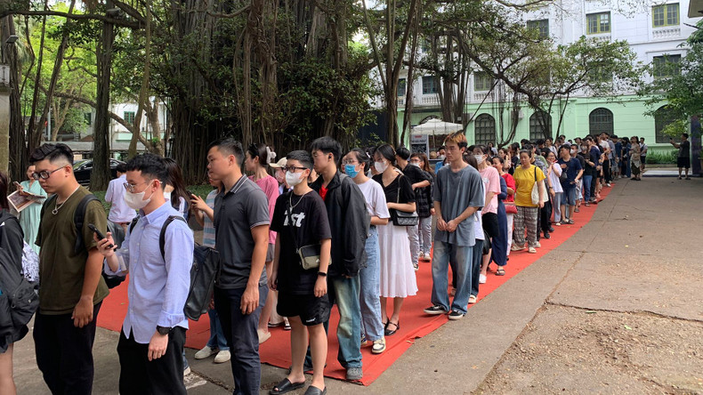 В последний день выставки посетители все еще терпелило выстраиваются в очередь, чтобы получить получить к специальному выпуску газеты от 7 мая. В последний день выставки посетители все еще терпелило выстраиваются в очередь, чтобы получить получить к специальному выпуску газеты от 7 мая.