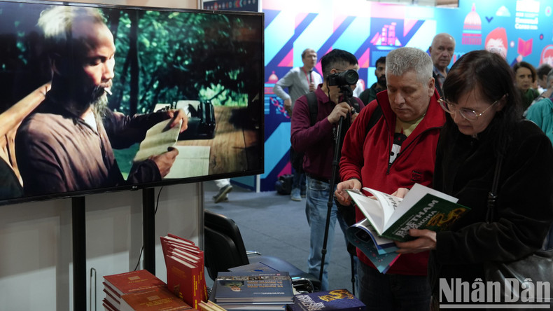 «Мы хотим узнать о Вьетнаме, стране, о которой мы много слышали, но никогда не имели возможности побывать в ней. Эти книги очень полезны, поскольку содержат информацию об истории, культуре и людях Вьетнама», - сказали гости, держа в руках книги российской писательницы Дарьи Мишуковой. «Мы хотим узнать о Вьетнаме, стране, о которой мы много слышали, но никогда не имели возможности побывать в ней. Эти книги очень полезны, поскольку содержат информацию об истории, культуре и людях Вьетнама», - сказали гости, держа в руках книги российской писательницы Дарьи Мишуковой.