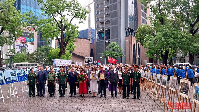 Делегаты участвуют в акции «Бессмертный полк». Делегаты участвуют в акции «Бессмертный полк».