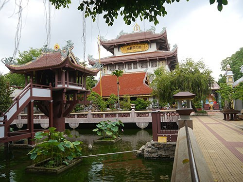 Архитектура пагоды имитирована по Пагоде на одном столбе в Ханое. Фото: plo.vn Архитектура пагоды имитирована по Пагоде на одном столбе в Ханое. Фото: plo.vn