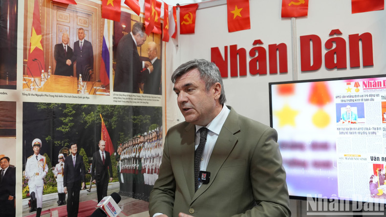 Заместитель председателя комитета по внешним связям Санкт-Петербурга Вячеслав Калганов посещает книжно-газетной стенд газеты «Нянзан». Он с интересом смотрит книги Генерального секретаря ЦК КПВ Нгуен Фу Чонга и книги о Генеральном секретаре ЦК КПВ Нгуен Фу Чонге. Заместитель председателя комитета по внешним связям Санкт-Петербурга Вячеслав Калганов посещает книжно-газетной стенд газеты «Нянзан». Он с интересом смотрит книги Генерального секретаря ЦК КПВ Нгуен Фу Чонга и книги о Генеральном секретаре ЦК КПВ Нгуен Фу Чонге.