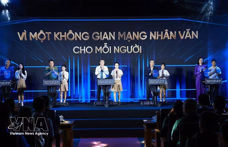 Премьер-министр Ле Минь Хынг и участники церемонии объявляют о начале мероприятий, посвящённых Дню кибербезопасности Вьетнама, под девизом: «За гуманное киберпространство для каждого». Фото: ВИА