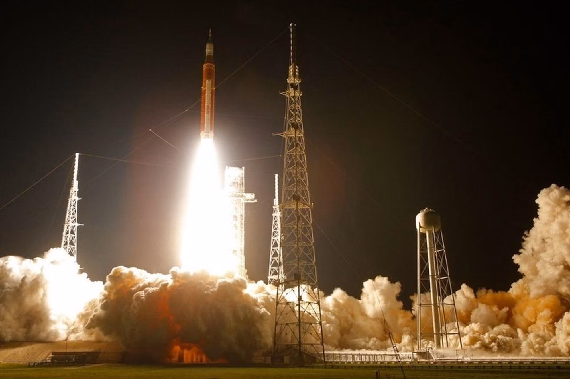 Запуск сверхтяжелой ракеты-носителя SLS с кораблем Orion с площадки Космического центра имени Джона Кеннеди в штате Флорида (США), 16 ноября. Фото: Рейтер Запуск сверхтяжелой ракеты-носителя SLS с кораблем Orion с площадки Космического центра имени Джона Кеннеди в штате Флорида (США), 16 ноября. Фото: Рейтер