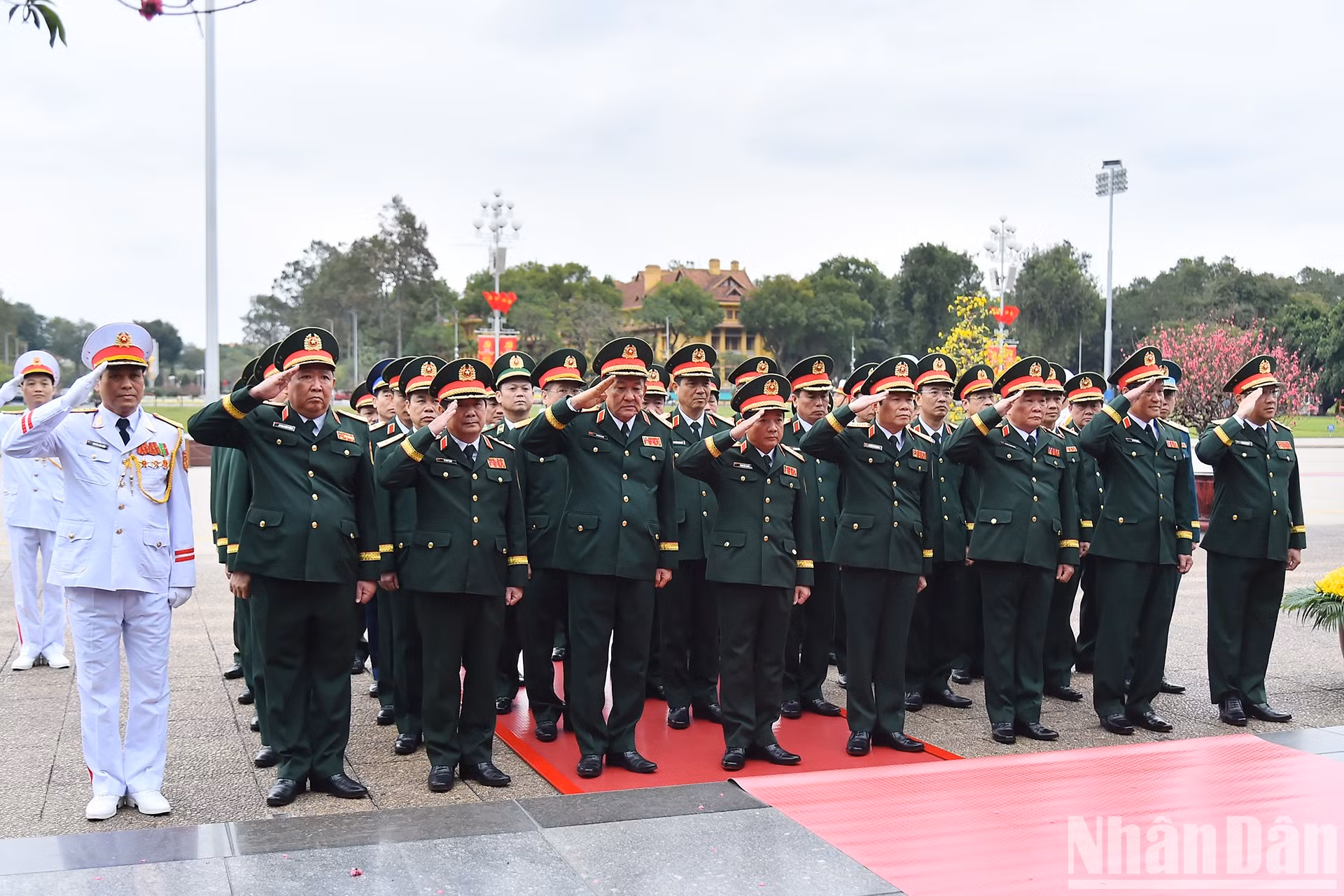 Делегация Центрального военного комитета, Министерства обороны посещает Мавзолей Президента Хо Ши Мина. Делегация Центрального военного комитета, Министерства обороны посещает Мавзолей Президента Хо Ши Мина.