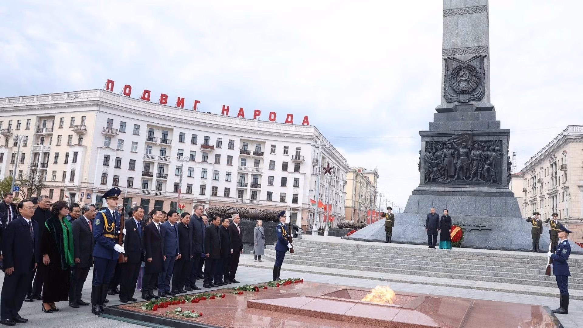 Генеральный секретарь ЦК КПВ То Лам, его супруга и высокопоставленная делегация Вьетнама возлагают цветы к Монументу Победы в Минске. Фото: ВИА Генеральный секретарь ЦК КПВ То Лам, его супруга и высокопоставленная делегация Вьетнама возлагают цветы к Монументу Победы в Минске. Фото: ВИА