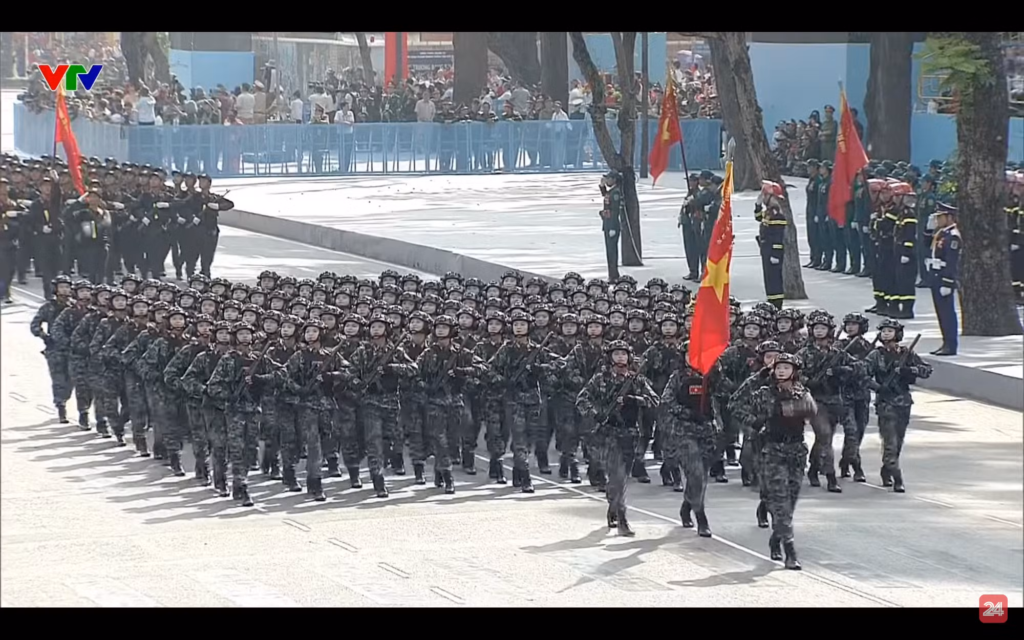 Парадная коробка женщин-бойцов спецподразделений полиции.