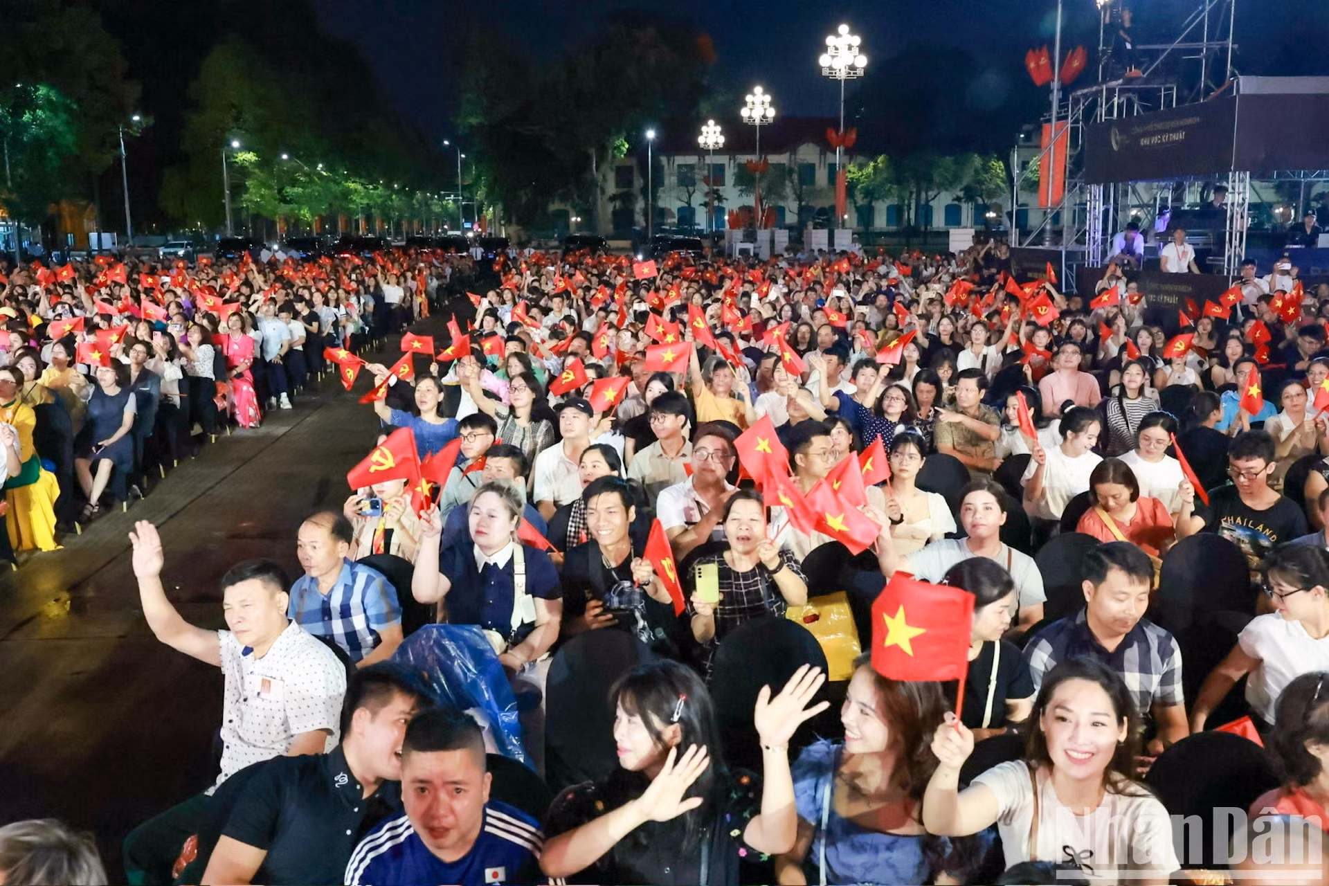 Множество жителей столицы следили за программой на площади Бадинь.