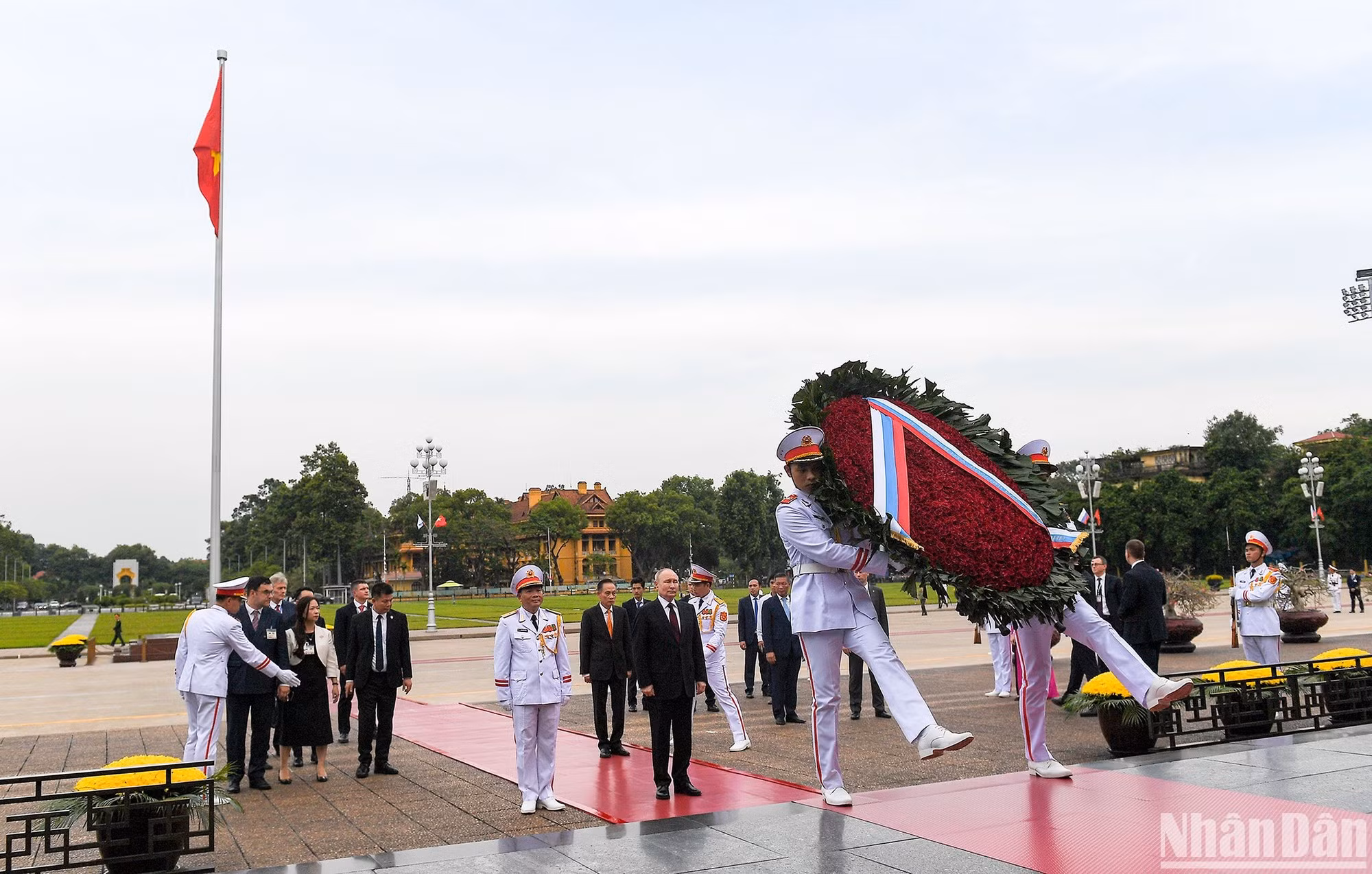 Президент Владимир Путин и делегация перед Мавзолеем Хо Ши Мина. Президент Владимир Путин и делегация перед Мавзолеем Хо Ши Мина.