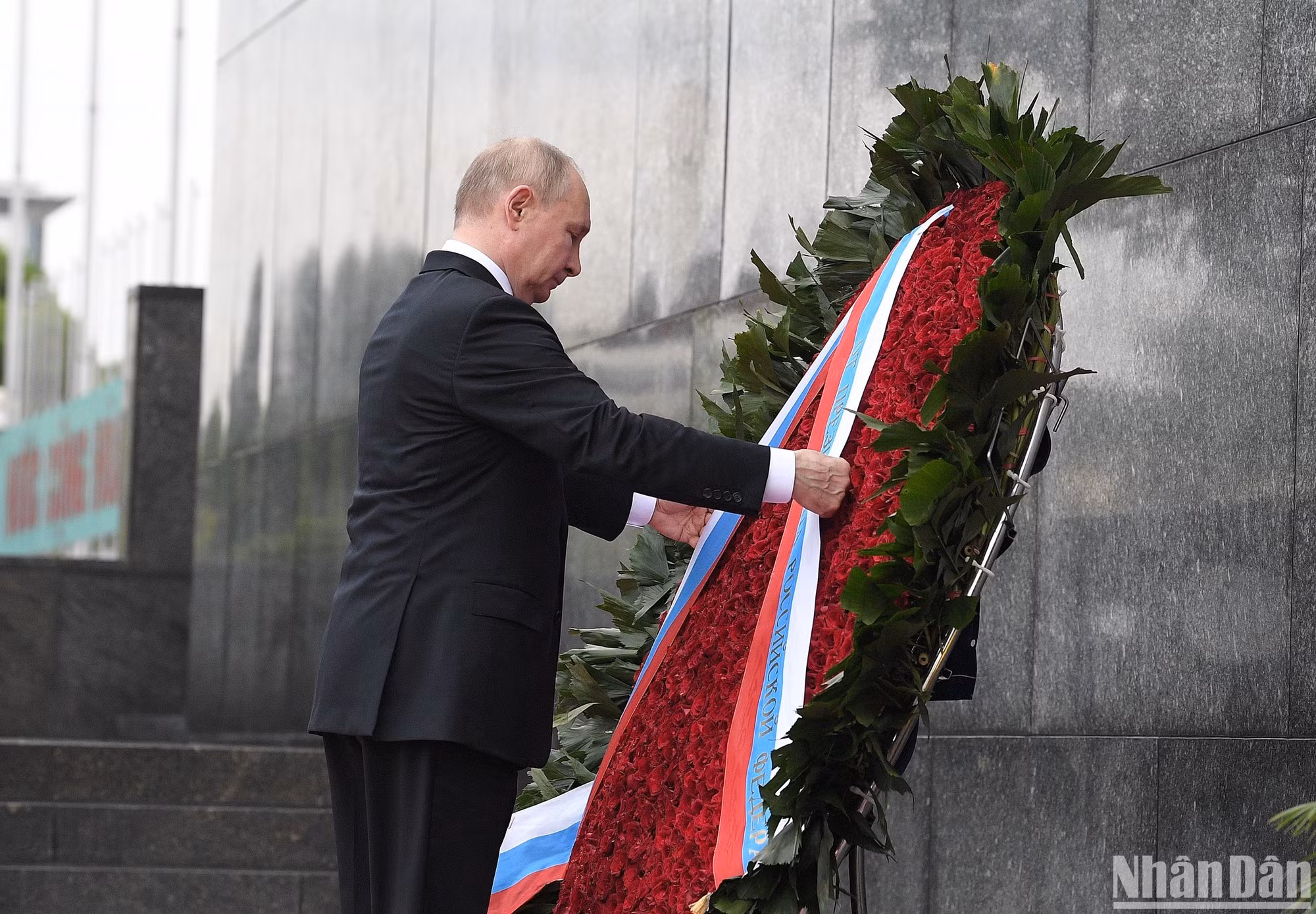 Президент Владимир Путин возлагает венок в память о Президенте Хо Ши Мине. Президент Владимир Путин возлагает венок в память о Президенте Хо Ши Мине.