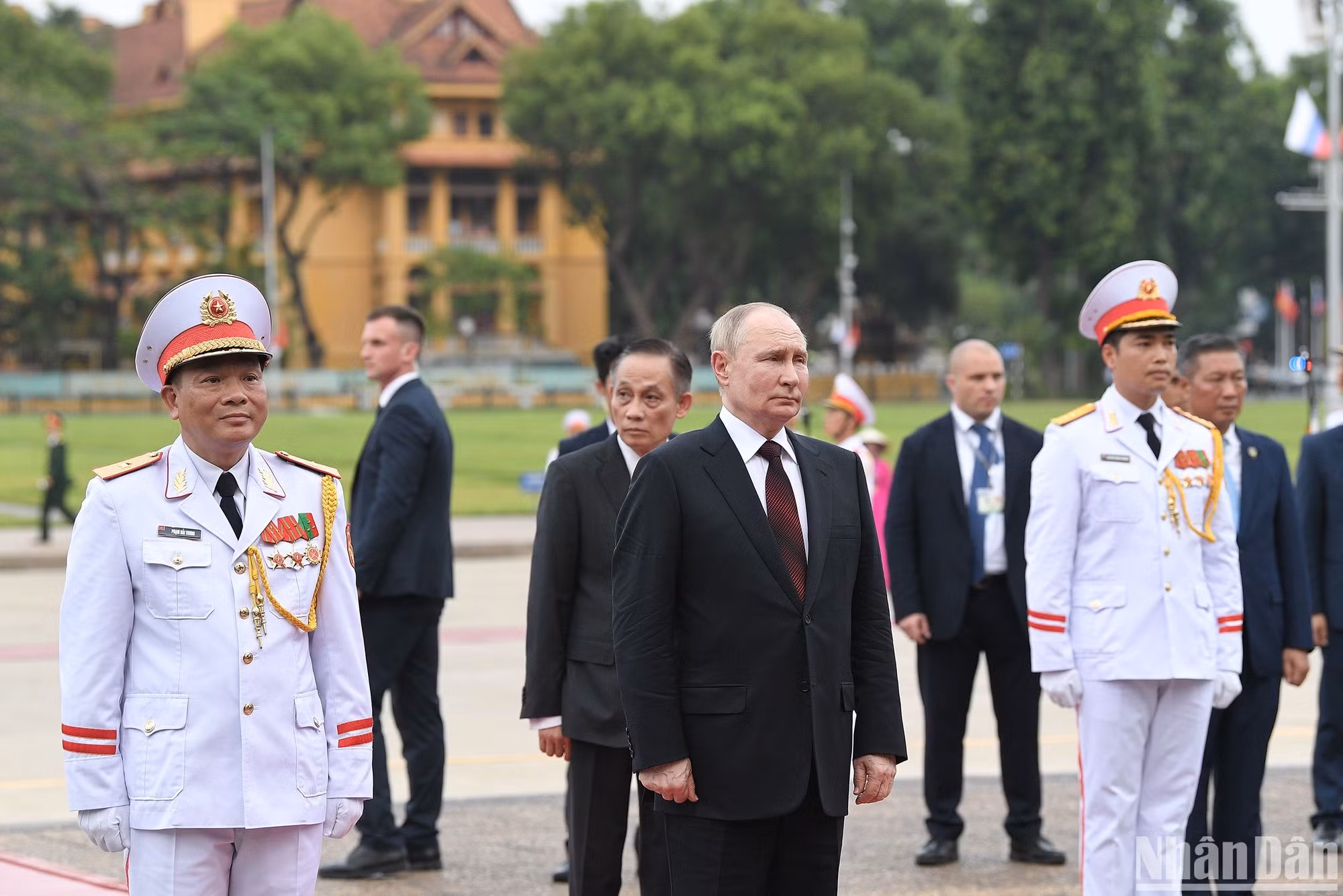 Президент России Владимир Путин и российская делегация высокопоставленная почитают память Президента Хо Ши Мина. Президент России Владимир Путин и российская делегация высокопоставленная почитают память Президента Хо Ши Мина.