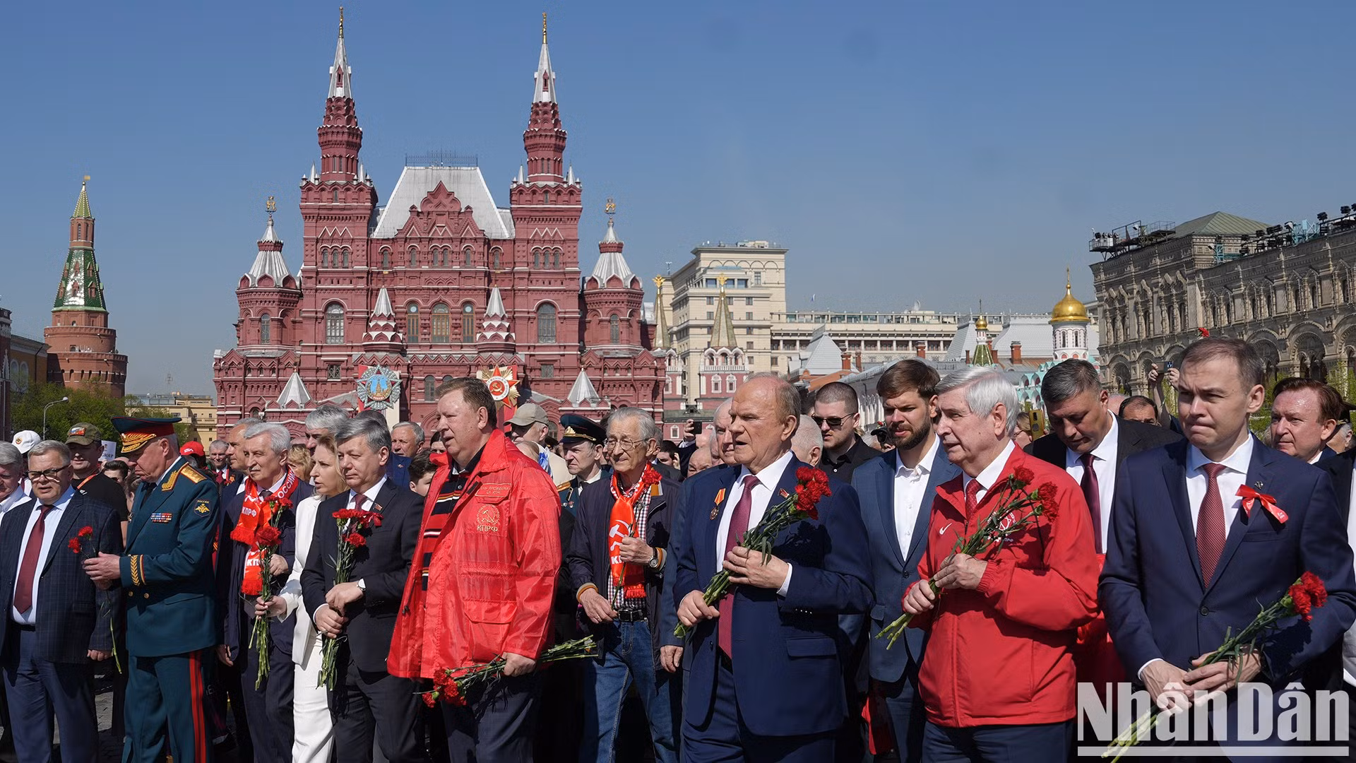 Председатель ЦК КПРФ Геннадий Зюганов и делегаты направляются к Мавзолею Ленина. Председатель ЦК КПРФ Геннадий Зюганов и делегаты направляются к Мавзолею Ленина.