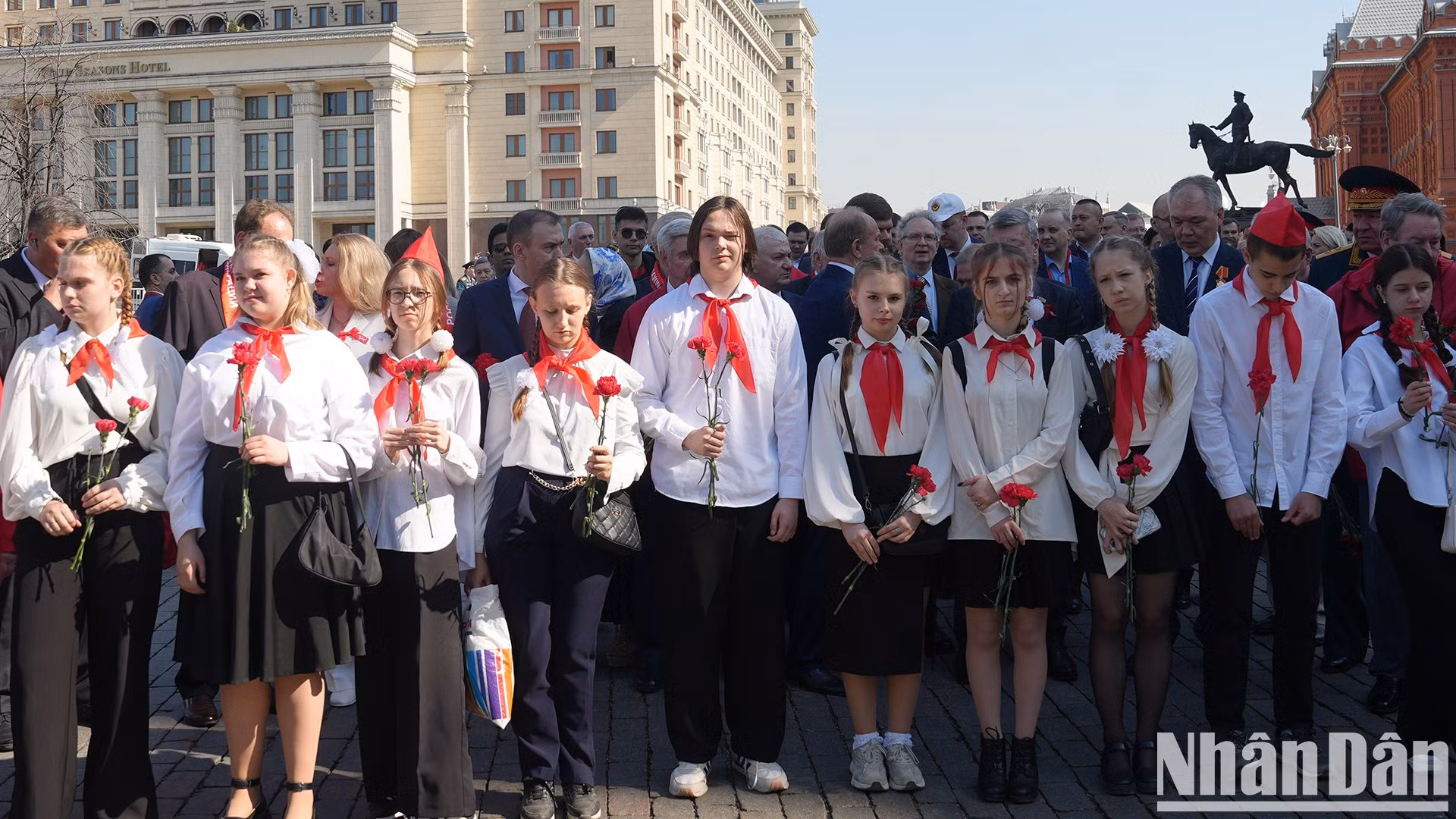 На Манежной площади собираются члены Коммунистической партии Российской Федерации (КПРФ), комсомольцы, представители патриотических массовых организаций и сторонники КПРФ. На Манежной площади собираются члены Коммунистической партии Российской Федерации (КПРФ), комсомольцы, представители патриотических массовых организаций и сторонники КПРФ.
