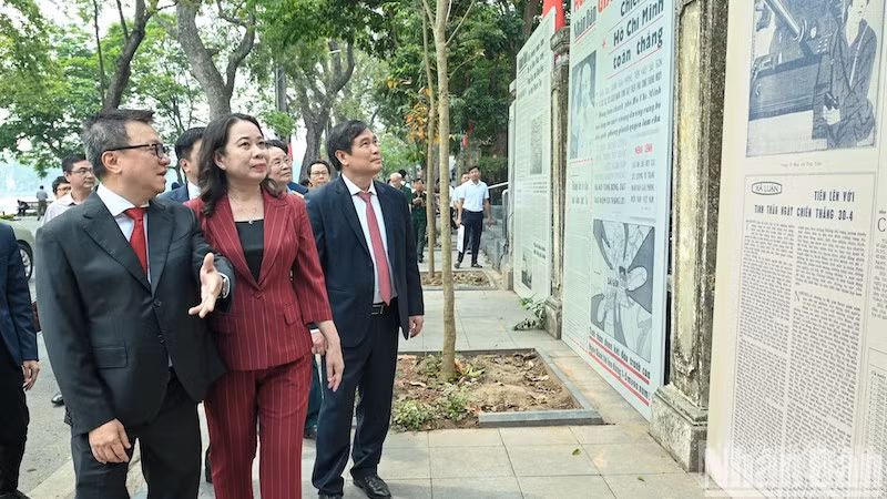 Делегаты посещают выставку, на которой представлены 11 увеличенных фотографий первых полос газеты «Нязан».