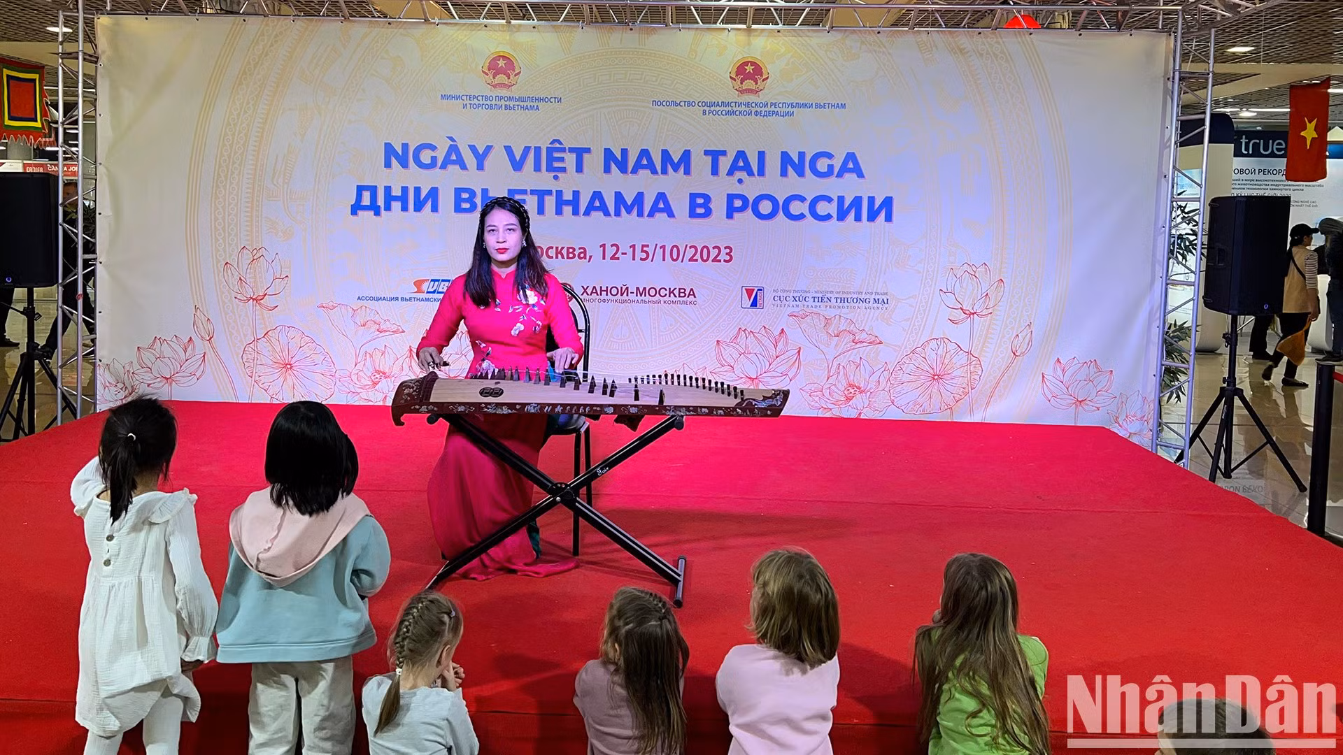 На мероприятии были представлены традиционные музыкальные инструменты Вьетнама.