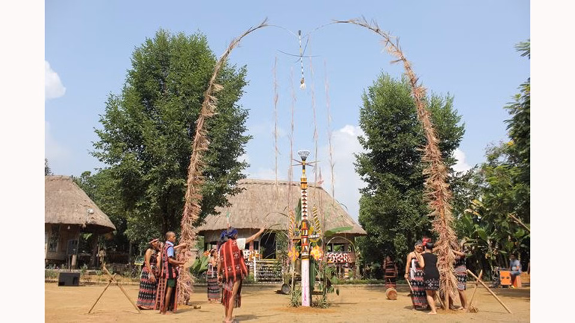Церемония возведения бамбукового шеста «кэйнэу» представителей народности Коту. Фото: Деревня культуры и туризма народностей Вьетнама Церемония возведения бамбукового шеста «кэйнэу» представителей народности Коту. Фото: Деревня культуры и туризма народностей Вьетнама