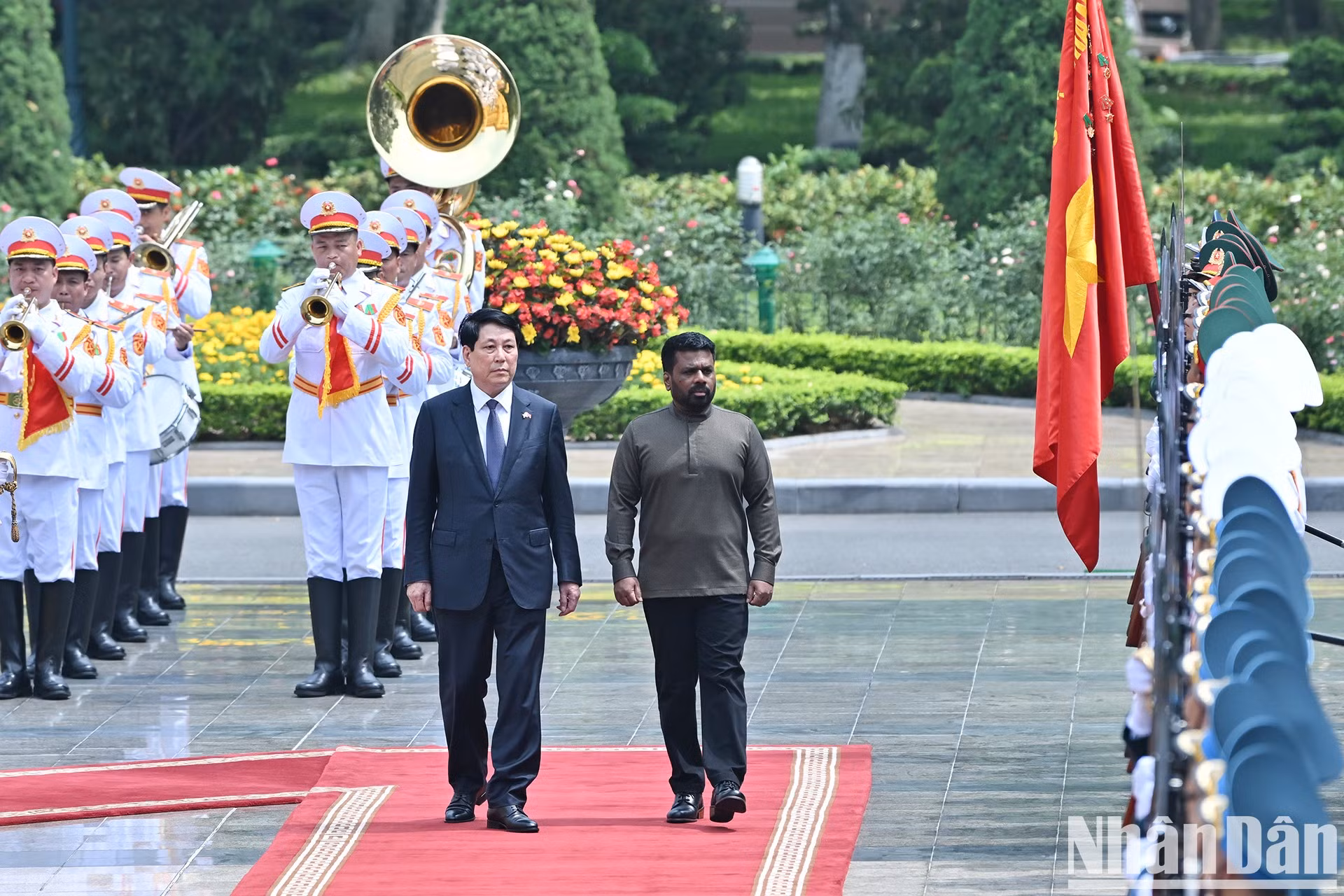 Президент Лыонг Кыонг и Президент Шри-Ланки Анура Кумара Диссанаяке обходят строй почетного караула. Президент Лыонг Кыонг и Президент Шри-Ланки Анура Кумара Диссанаяке обходят строй почетного караула.