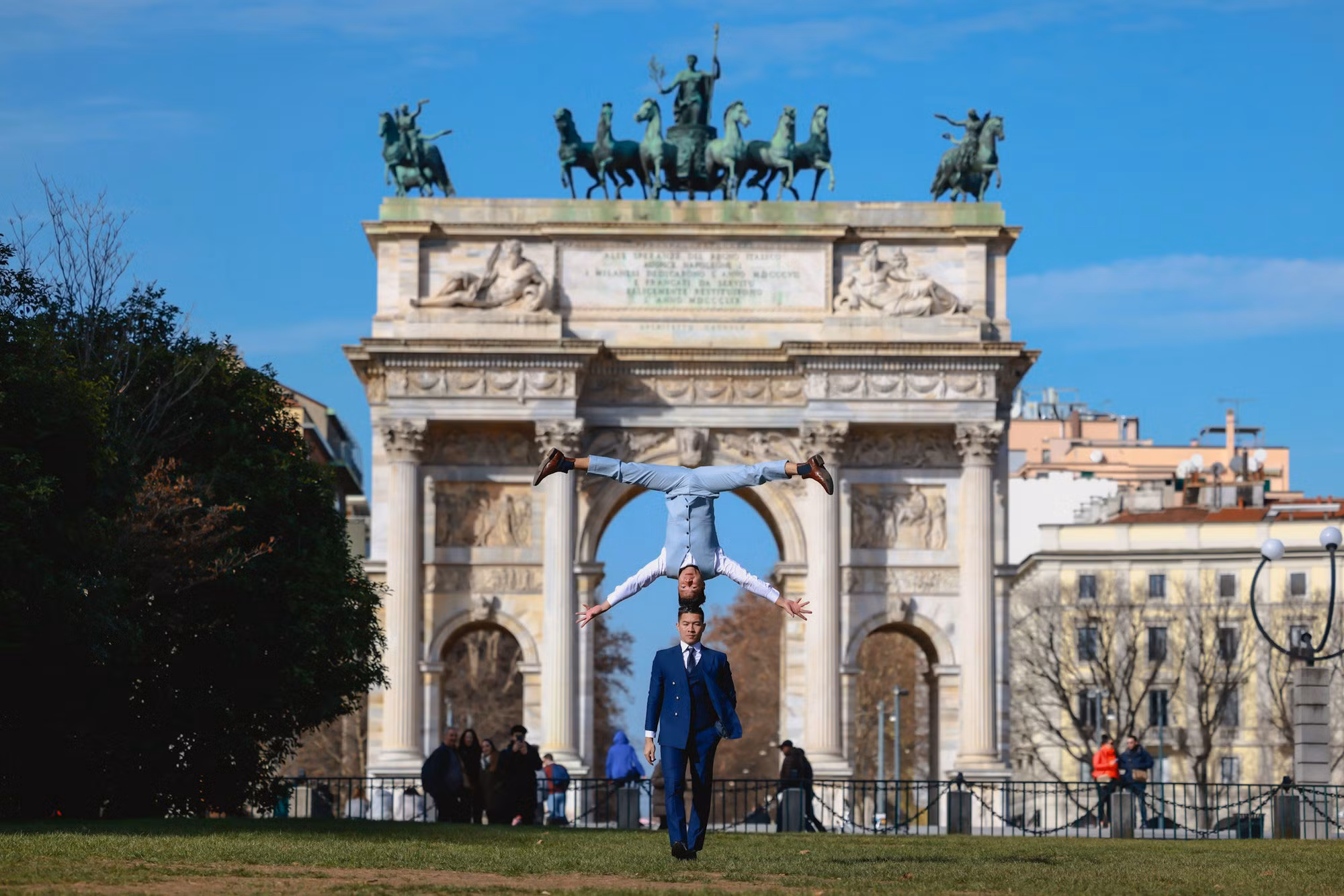 Перед Аркой Мира. Перед Аркой Мира.