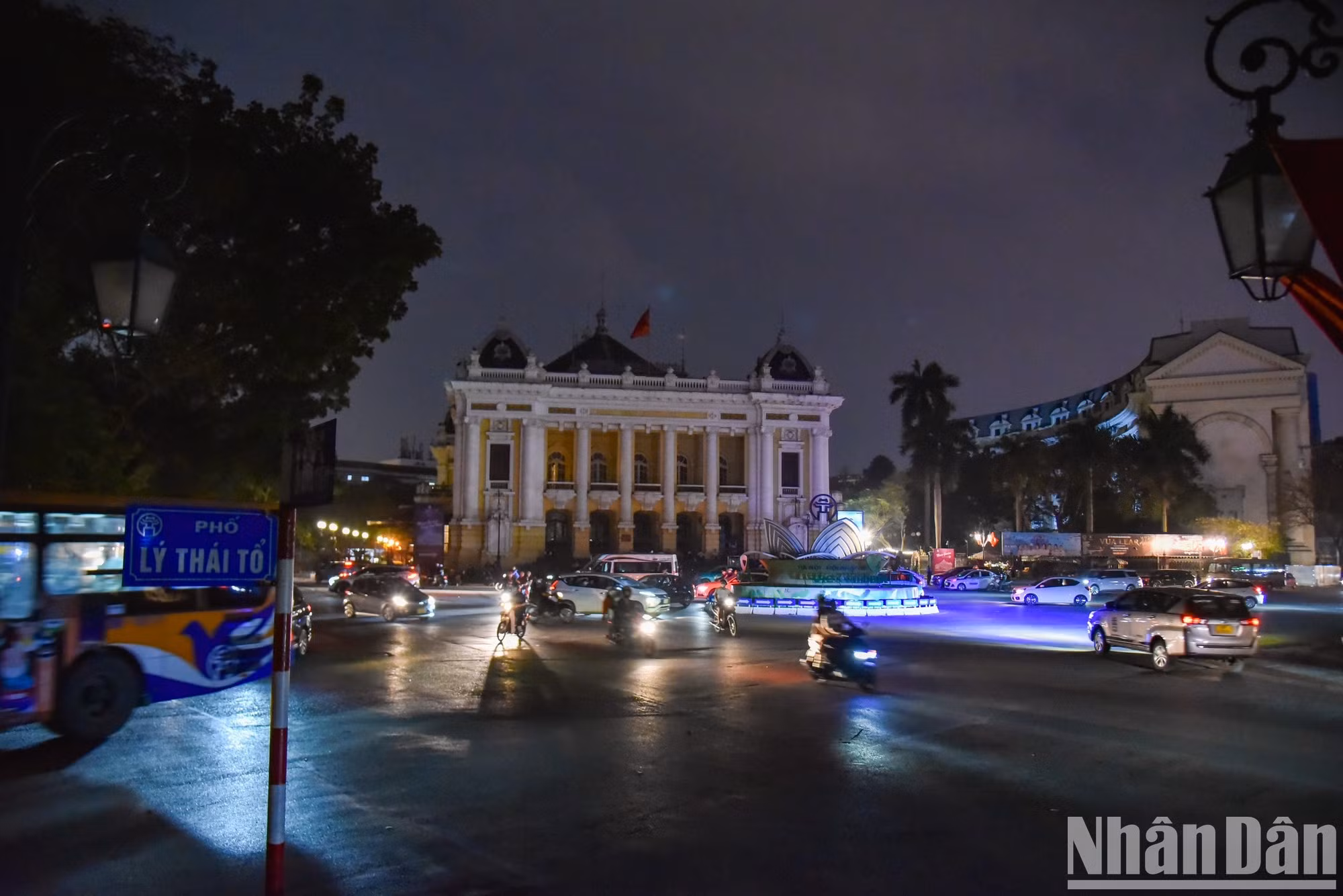 Вид Ханойского оперного театра в «Час Земли». Вид Ханойского оперного театра в «Час Земли».