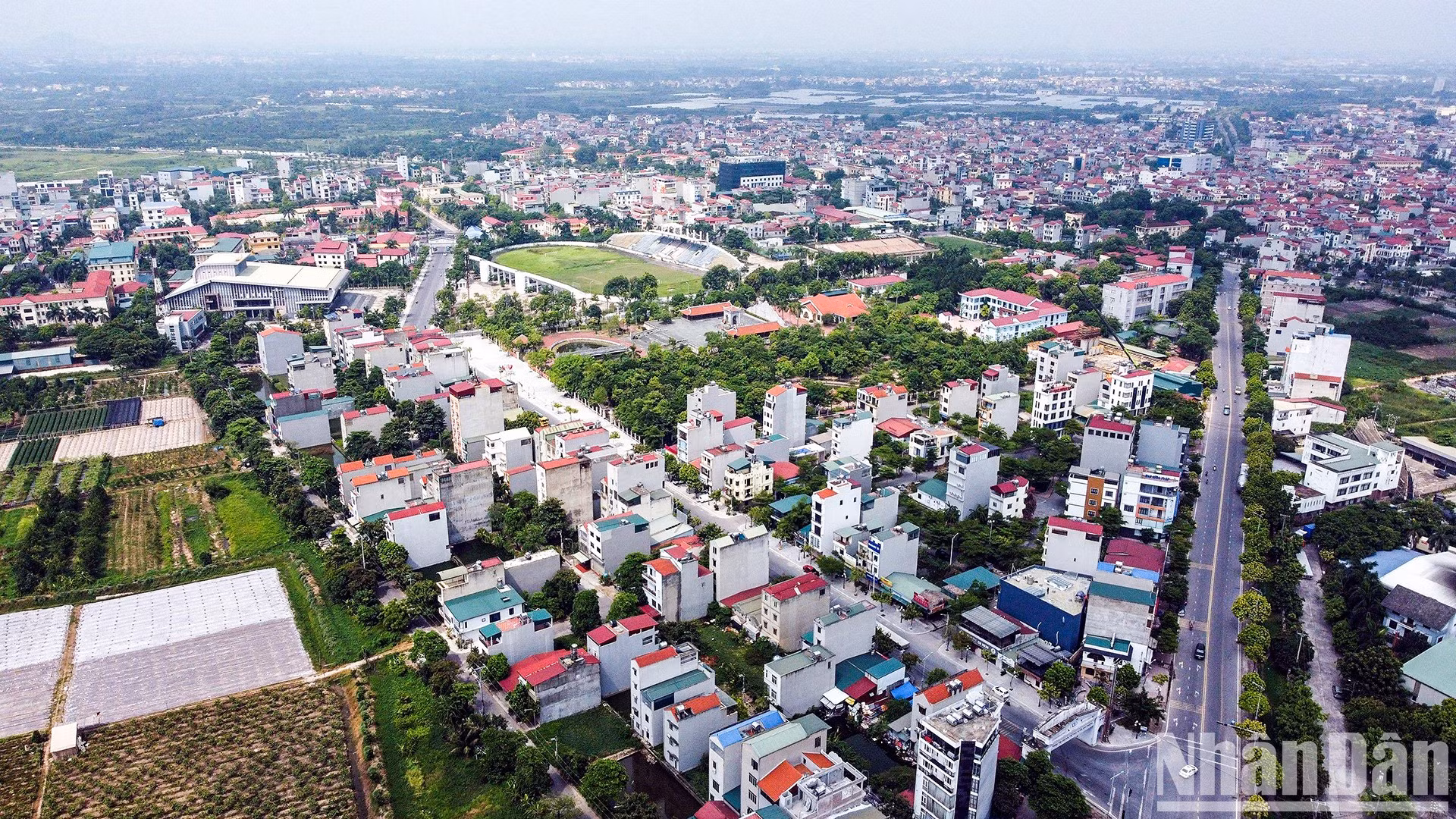 Вид сверху на городок Фунг (уезд Данфыонг). Вид сверху на городок Фунг (уезд Данфыонг).