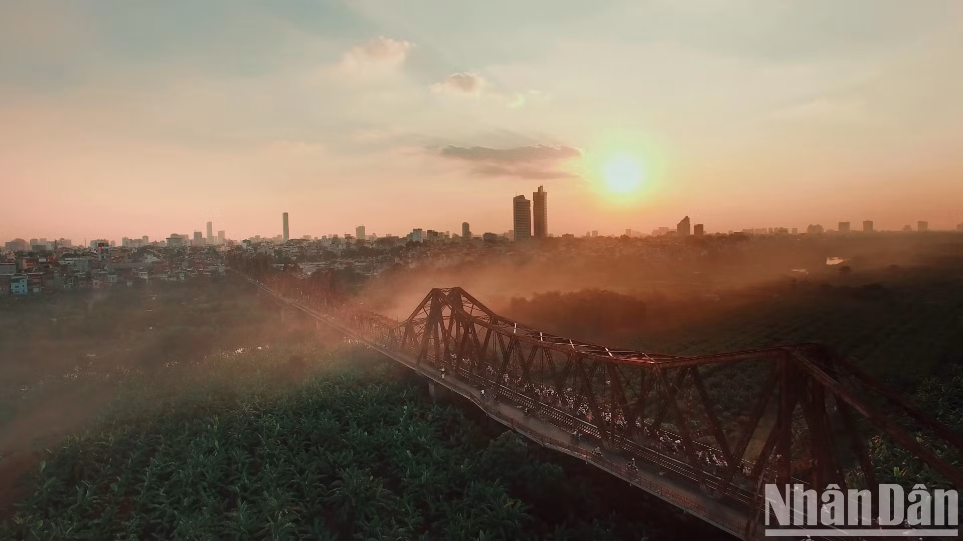 Восход солнца над мостом Лонгбиен знаменует начало «возвращения в Ханой» Кенни Джи. Это место является любимым местом многих людей разных поколений. 120-летний мост также является историческим свидетелем многих перемен в Ханое.
