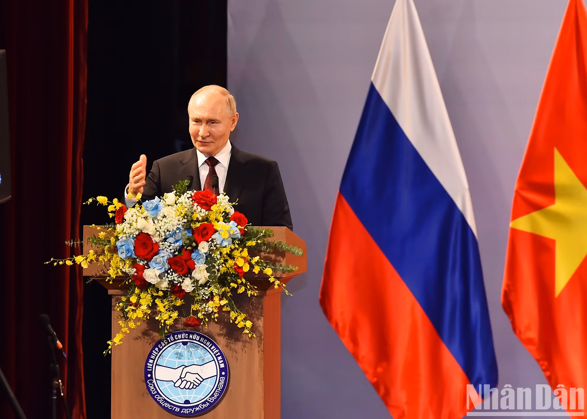 Президент Владимир Путин выступает с речью на встрече.