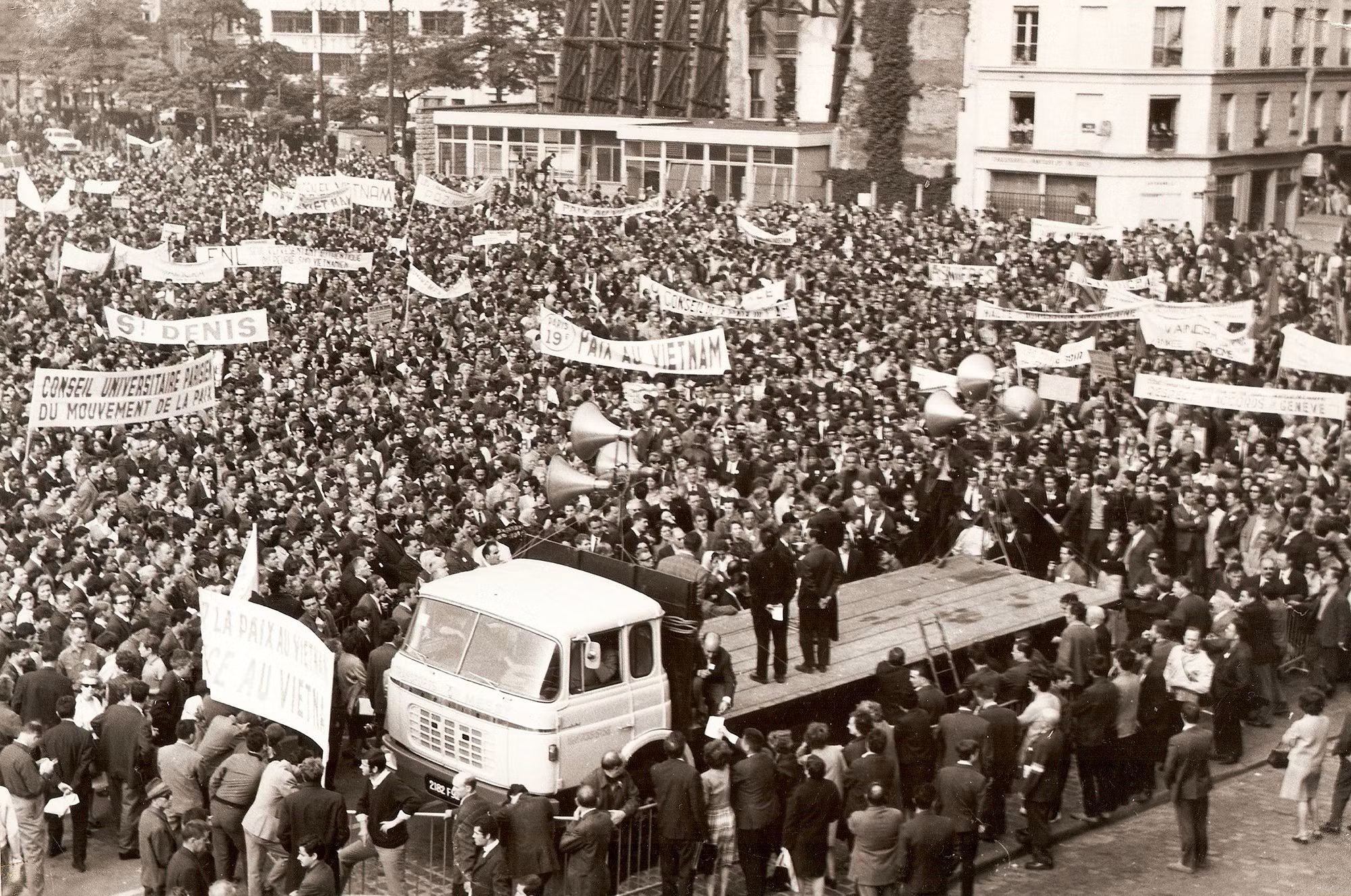 «Мир во Вьетнаме» – лозунг французского народа в дни Парижской конференции 1972 года. «Мир во Вьетнаме» – лозунг французского народа в дни Парижской конференции 1972 года.