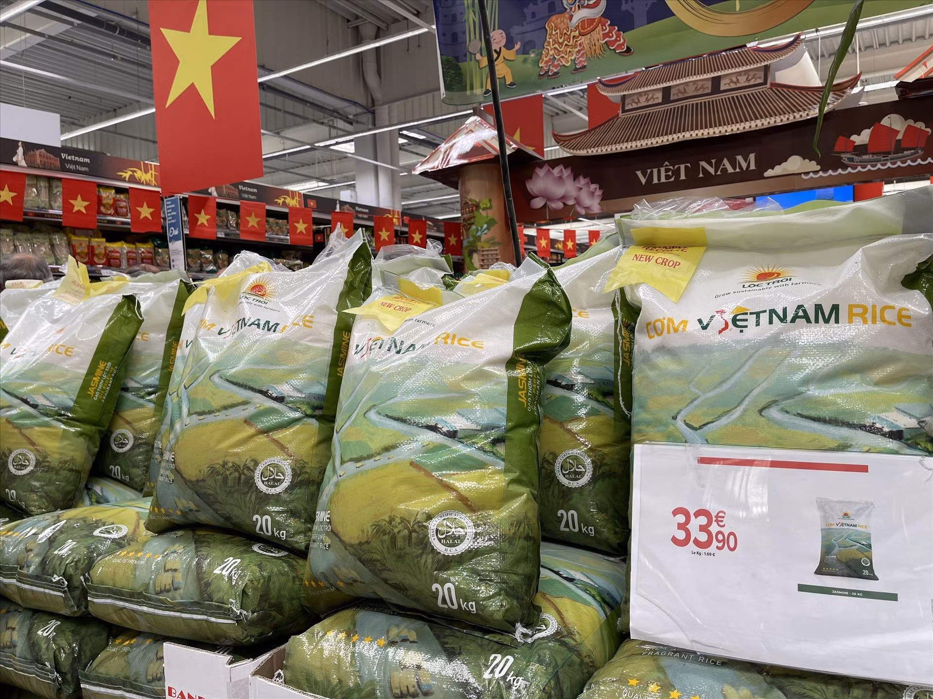 Вьетнамский рис «Локчой» продается в супермаркете «Carrefour» во Франции. Фото: ВИА