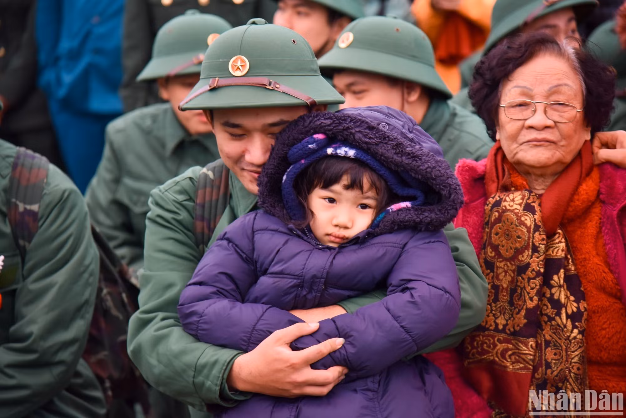 Новобранец обнимает свою сестру на прощание перед уходом в армию. Фото: Нят Куанг Новобранец обнимает свою сестру на прощание перед уходом в армию. Фото: Нят Куанг