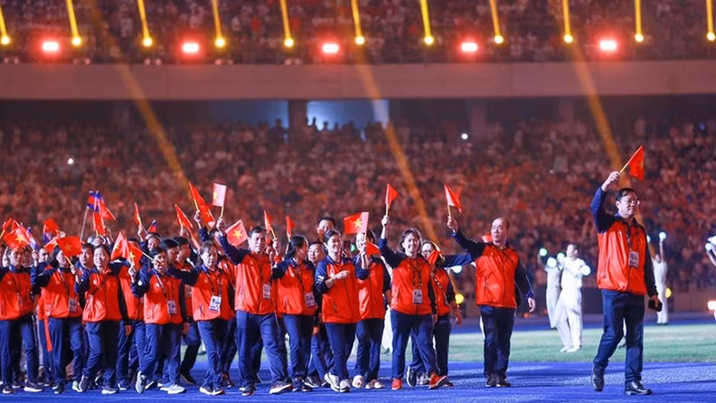 Спортивная делегация Вьетнама на церемонии закрытия SEA Games 32.