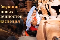 Турист фотографируется рядом с изделиями гончарной деревни Баучук (провинция Кханьхоа).