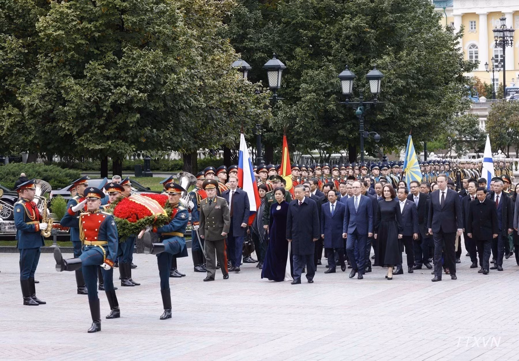 vna-potal-tong-bi-thu-chu-tich-nuoc-to-lam-dat-hoa-tai-dai-tuong-niem-chien-si-vo-danh-o-moskva-2523.jpg