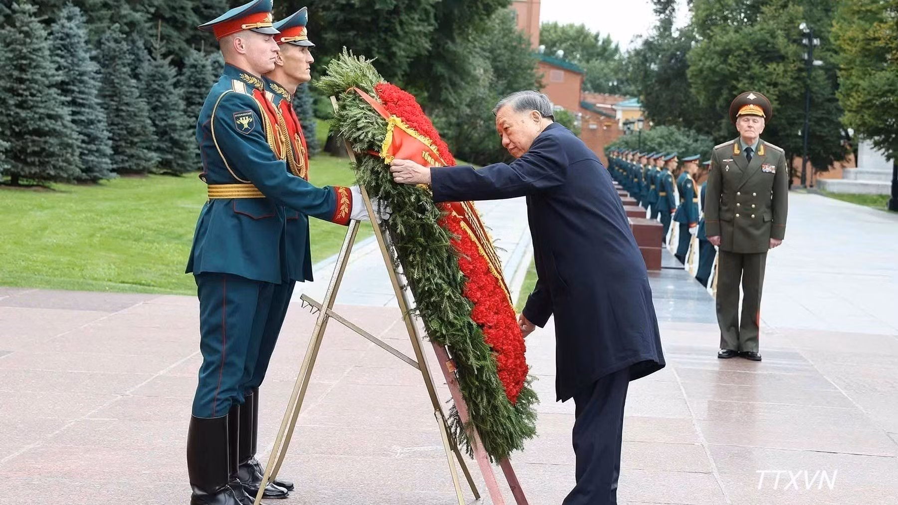 vna-potal-tong-bi-thu-chu-tich-nuoc-to-lam-dat-hoa-tai-dai-tuong-niem-chien-si-vo-danh-o-moskva-3909.jpg