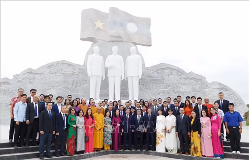 vna-potal-cong-dong-nguoi-viet-tai-lao-tuong-nho-chu-tich-kaysone-phomvihane-stand-1.jpg