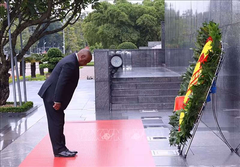 vna-potal-tong-thong-nam-phi-vao-lang-vieng-chu-tich-ho-chi-minh-stand-1.jpg