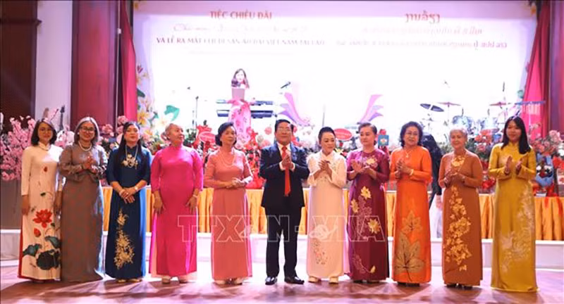 vna-potal-le-ra-mat-cau-lac-bo-di-san-ao-dai-viet-nam-tai-lao-stand.jpg