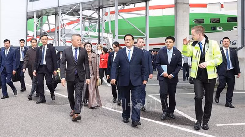 vna-potal-thu-tuong-pham-minh-chinh-tham-quan-cang-tallinna-sadam-stand.jpg