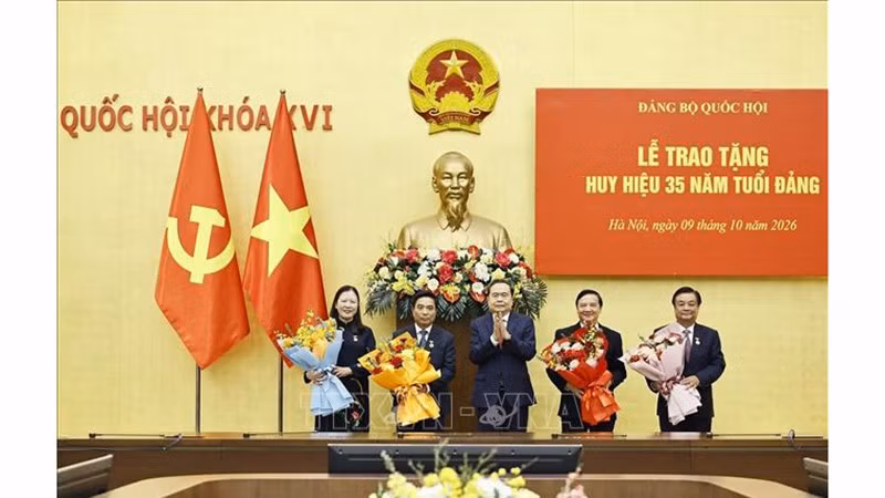 vna-potal-le-trao-tang-huy-hieu-35-nam-tuoi-dang-cho-lanh-dao-nguyen-lanh-dao-quoc-hoi-stand-2.jpg