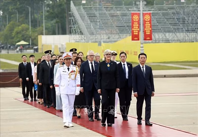 vna-potal-toan-quyen-australia-sam-mostyn-vao-lang-vieng-chu-tich-ho-chi-minh-stand-1.jpg